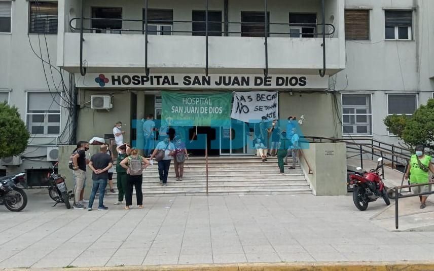 Protestas y malestar en hospitales de La Plata por "incertidumbre laboral y salarial" de contratados
