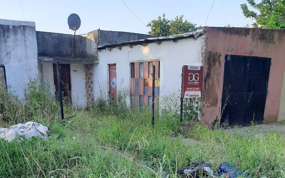 Basura y pastizales en una casa abandonada de Los Hornos genera preocupación en los vecinos