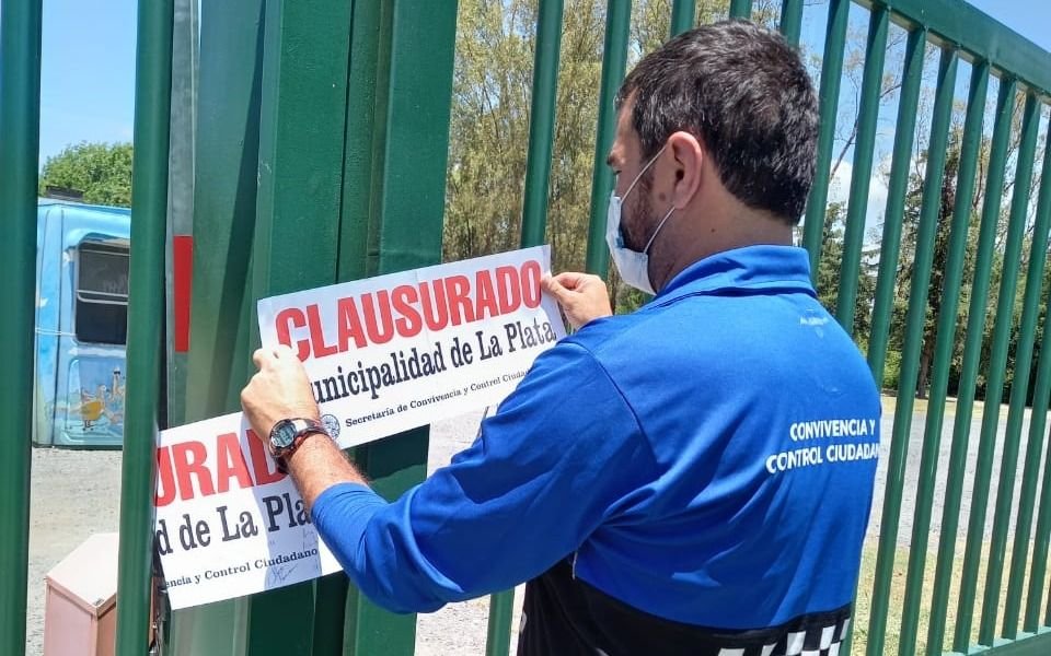 Clausuraron una colonia de vacaciones de Gonnet en un operativo municipal