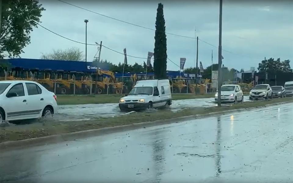 La lluvia se descargó en el oeste de la Ciudad y desató su furia en las calles de Brandsen