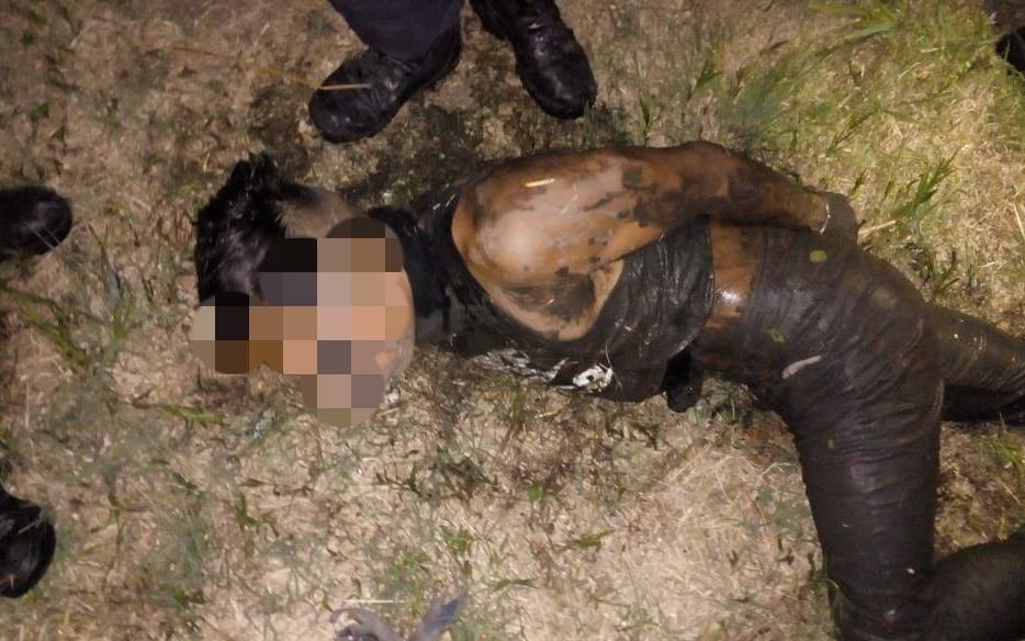 A lo Rambo, un ladrón se cubrió de barro y pasto para eludir a la policía