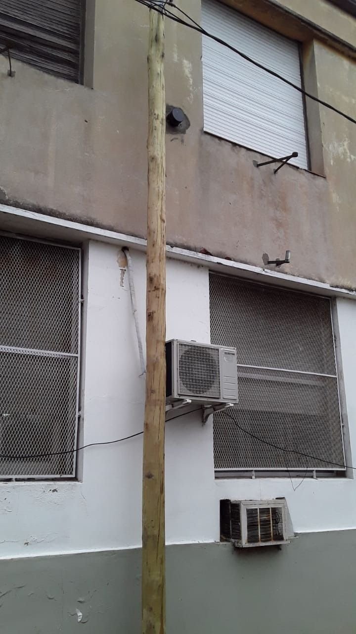 Reemplazan poste en mal estado en inmediaciones del San Juan de Dios