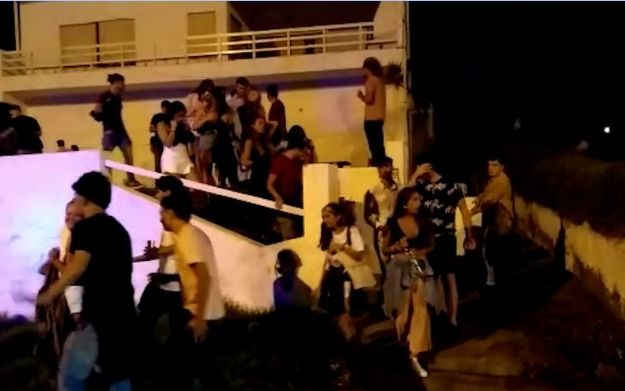 Jóvenes sin control: desarticulan en Mar del Plata una fiesta clandestina con 500 personas