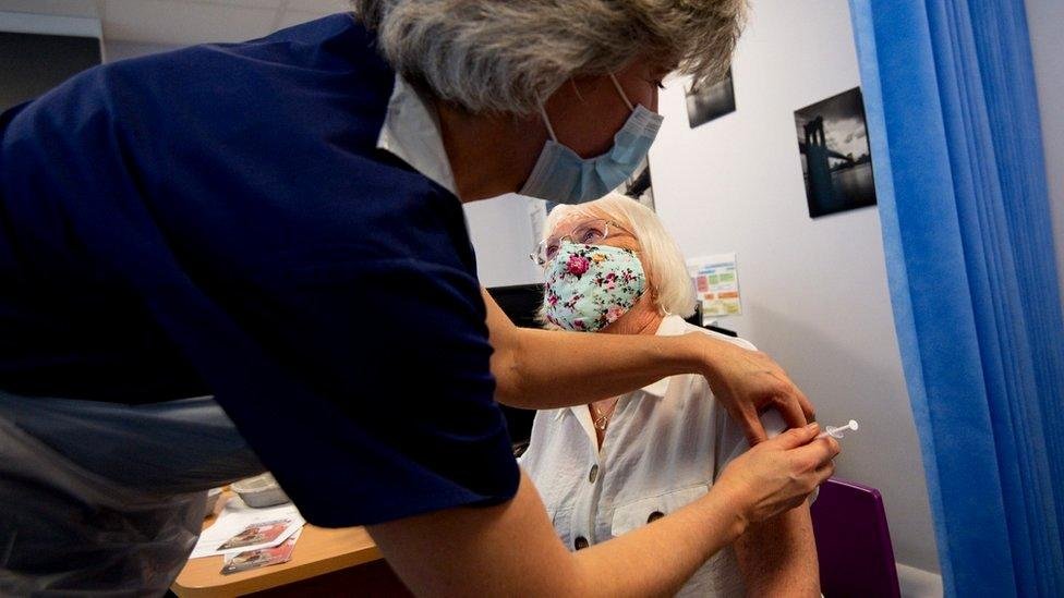 Ampliar los plazos entre dosis, un recurso que genera polémica