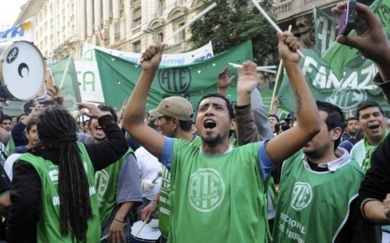 La Provincia recategorizó a trabajadores estatales por decreto