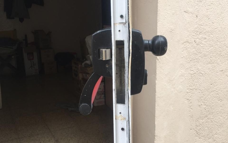 Entraron por la fuerza a un vacunatorio municipal y destrozaron una puerta