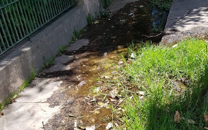 Incesante pérdida de agua desde hace  tres meses en 476 y diagonal 3