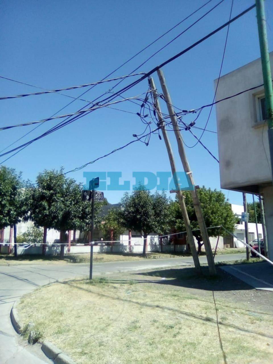 Susto en 143 y 530: un camión descolgó un cable de alta tensión y la zona está cortada