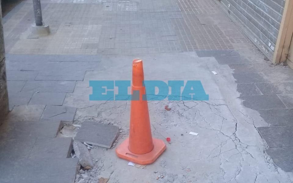 Denuncian que hicieron un pozo para cambiar cables, lo taparon y terminó cediendo la vereda