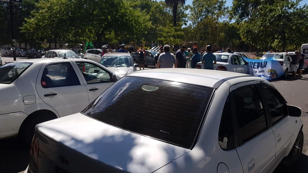 Los remiseros cortaron 20 y 50 para rechazar los aumentos en las tasas