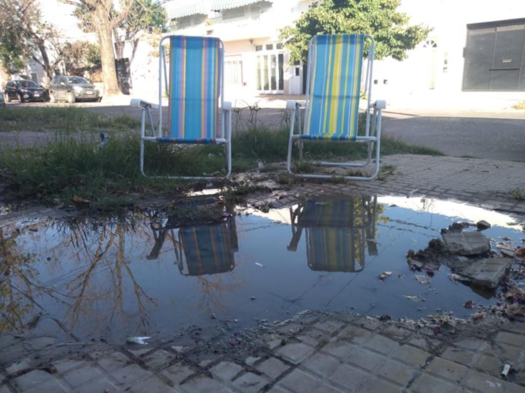 Laguna y sillas playeras en el barrio La Loma