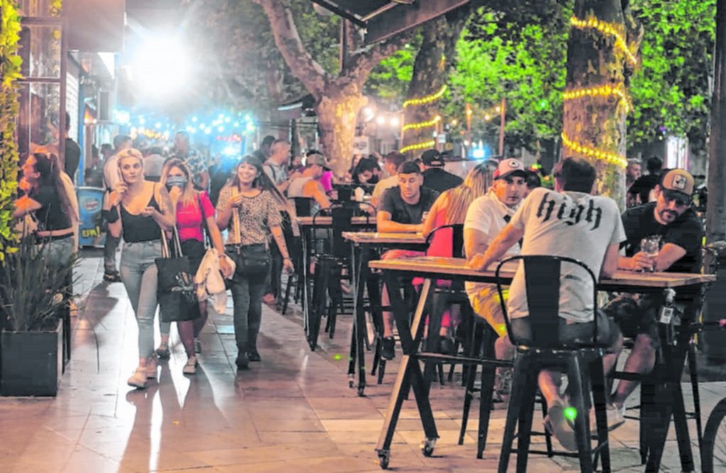La “última noche”, con bares y restaurantes llenos de personas
