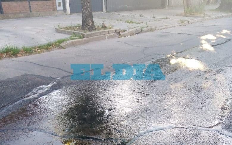 Una pérdida de agua genera trastornos a vecinos de la zona de 117, entre 33 y 34