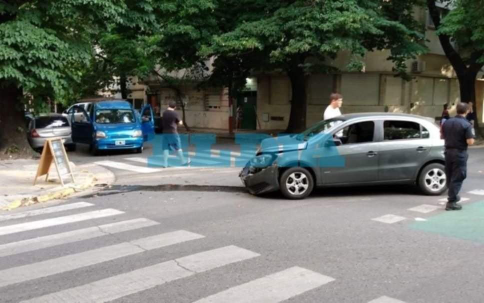 Susto en 3 y 53: Un triple choque terminó sin heridos pero con graves daños en los autos