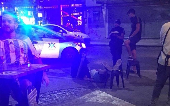Sangriento ataque en diagonal 74 y 47: lo apuñalaron en el cuello en un presunto ajuste de cuentas