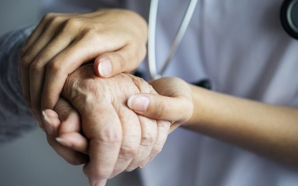 Pami pide restringir las visitas en las residencias de larga estadía para favorecer la vacunación