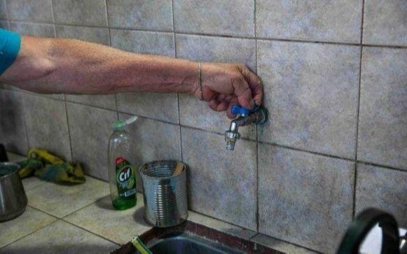 El calor no afloja y hay barrios que lo padecen sin agua y con cortes de luz