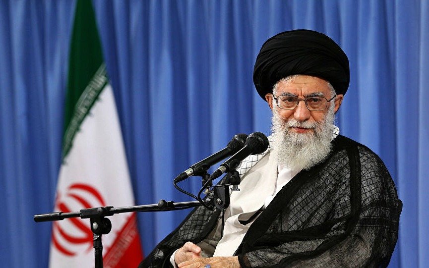 El líder supremo de Irán escribió contra las vacunas occidentales y Twitter le eliminó el mensaje