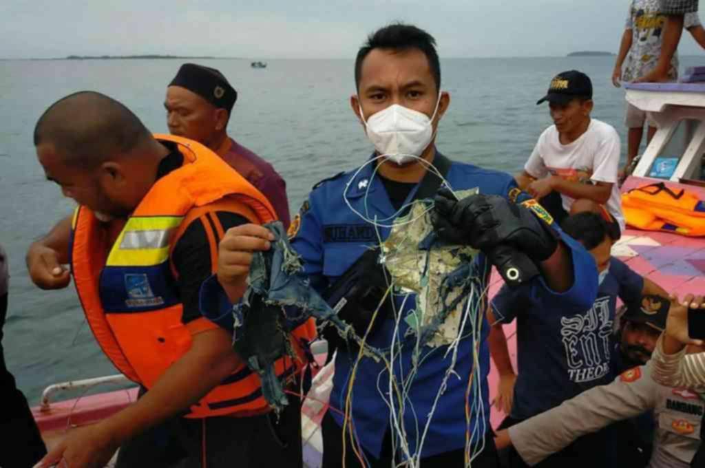 Otra tragedia aérea con 62 muertos: el avión despegó y cayó al mar en 4 minutos