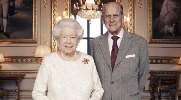 La Reina de Inglaterra y su esposo ya se vacunaron