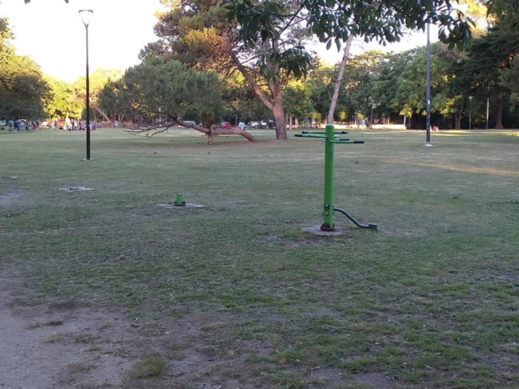 Oscuridad, lagunas y equipamiento roto en el Parque San Martín
