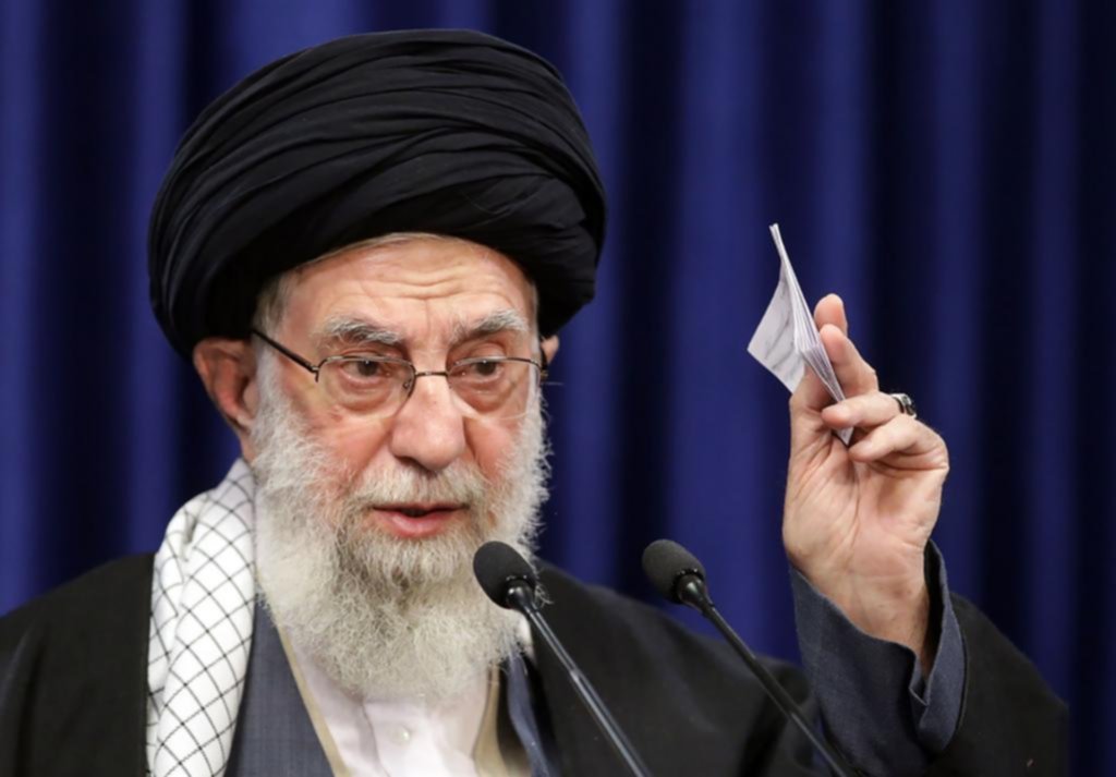 El “pajarito” picoteó al líder supremo de Irán