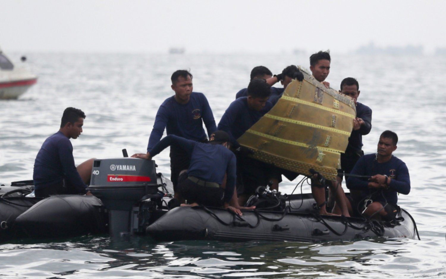 Localizaron las cajas negras del Boeing 737 que se estrelló en Indonesia