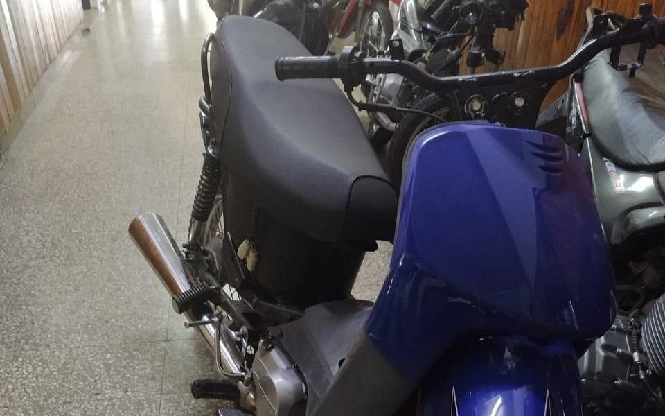 Iba en una moto robada y se escondió en un pasillo cuando lo buscaba la Policía: fue atrapado
