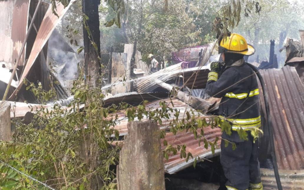 Un voraz incendio en 423 y 225 dejó a una familia en la calle
