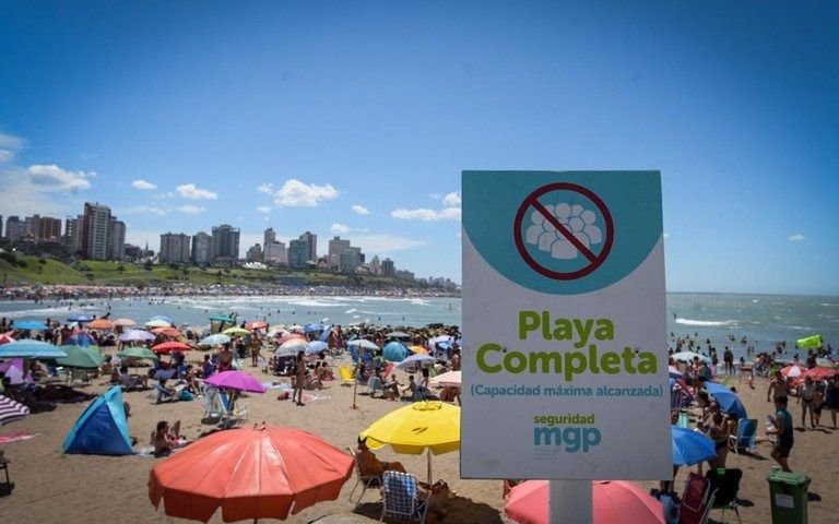 Por primera vez cerraron los accesos a dos playas de Mar del Plata por alcanzar el límite de gente permitido