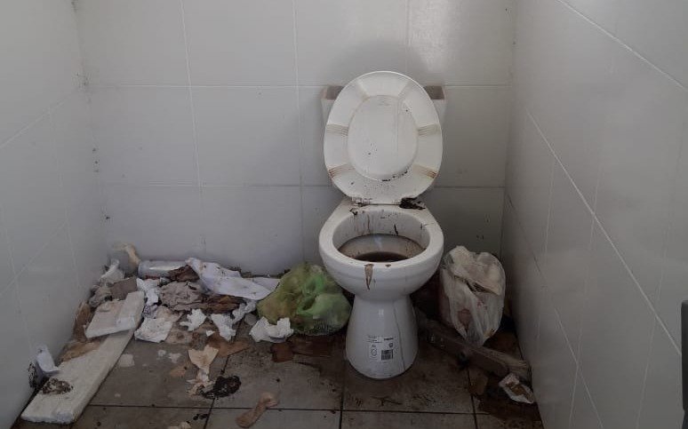 Denuncian que el baño del Parque San Martín está muy sucio e inutilizable