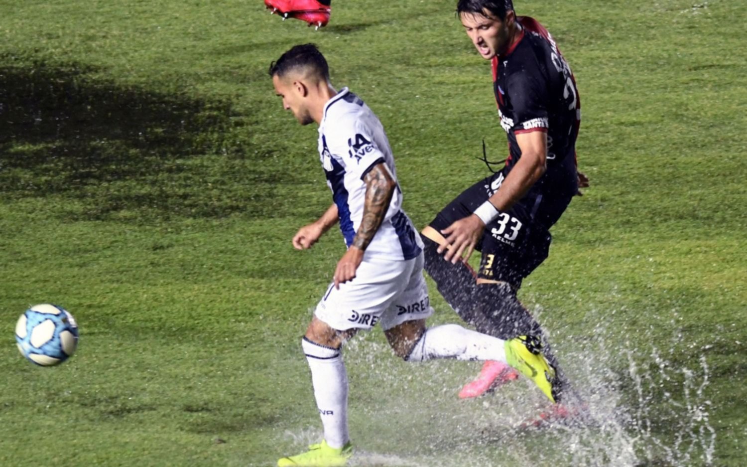 Con cancha pesada Talleres derrotó 2-1 a Colón pero no le alcanzó