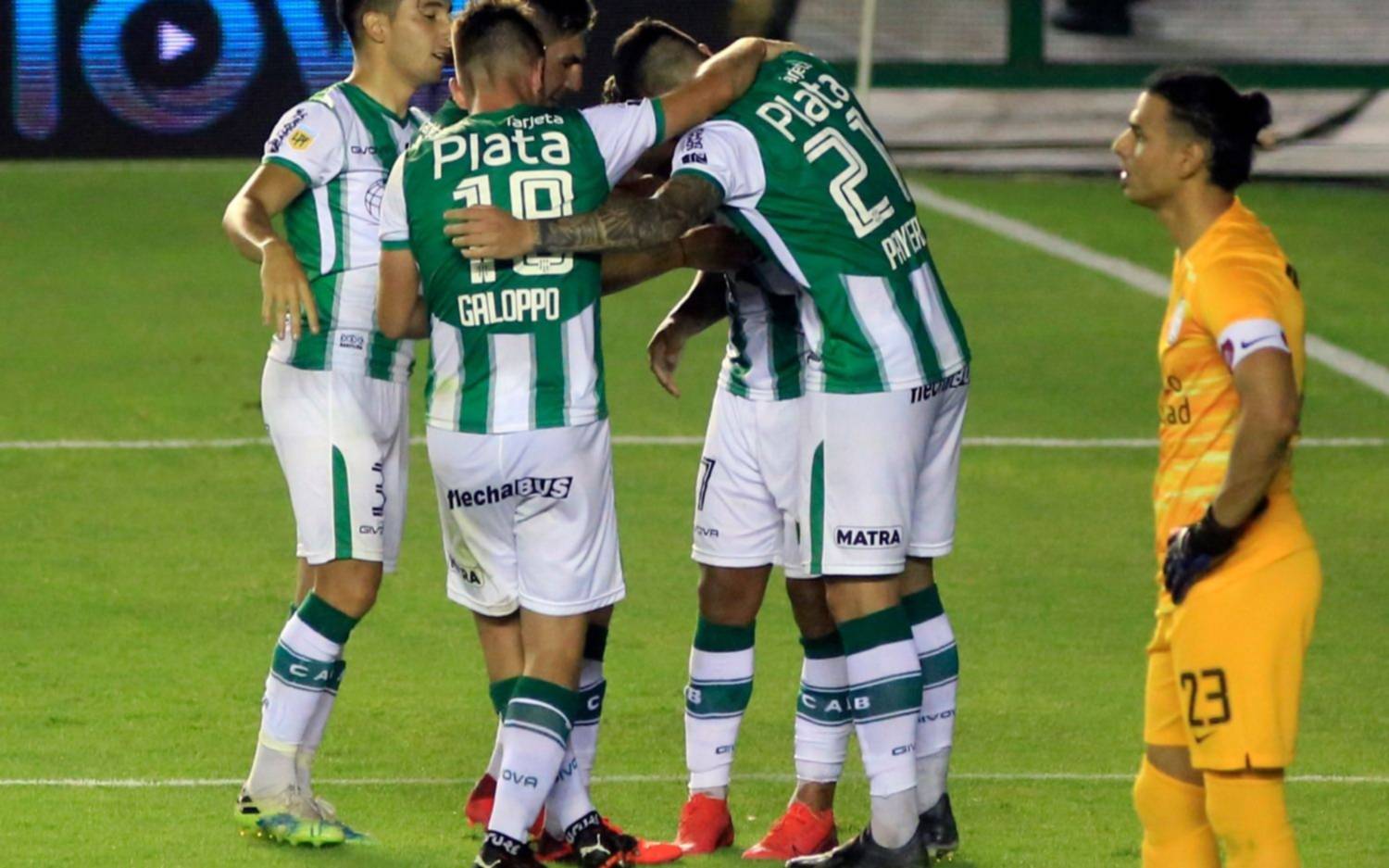 Banfield goleó a San Lorenzo y es el merecido finalista de la zona B