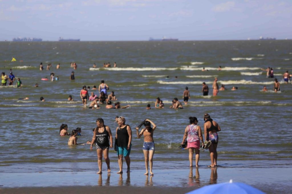 El río, un refugio ideal ante el furor del verano con más de 30 grados a la sombra