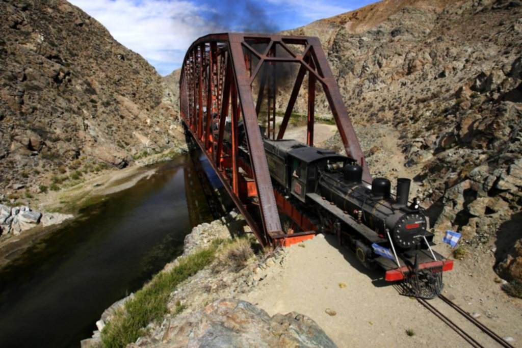 “La Trochita” retoma sus viajes al pasado por las vías del Sur
