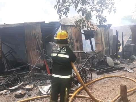 Alarma y pérdidas totales para una familia de El Peligro