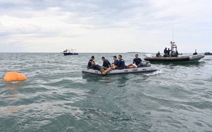 Buscan en el fondo del mar las cajas negras del Boeing que se estrelló en Indonesia