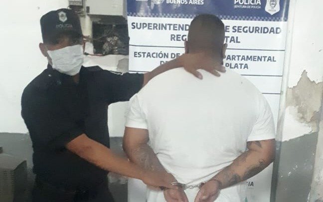 Cayó en el Bosque un violento ladrón que golpeó a un joven para robarle las zapatillas