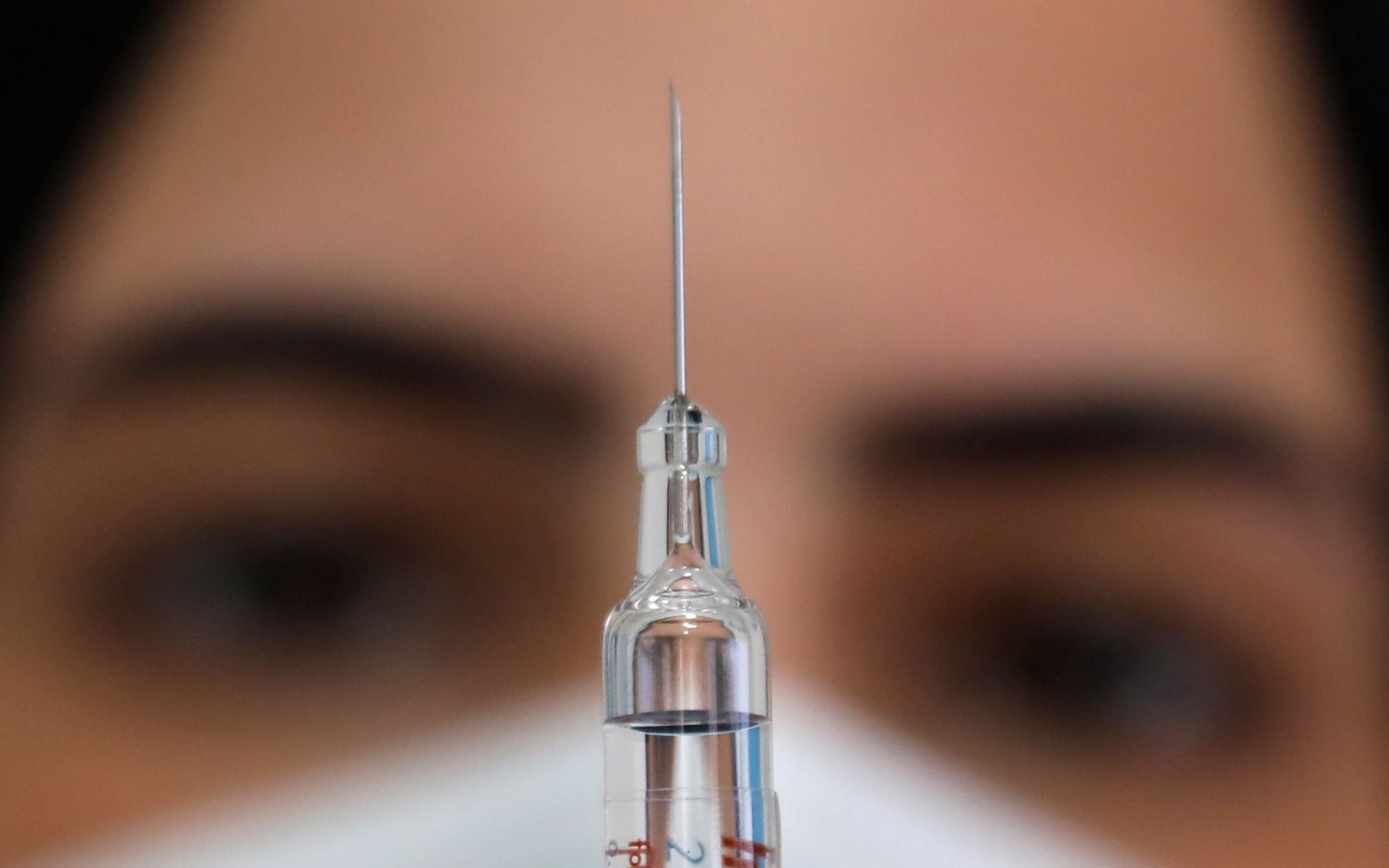 Si tuve coronavirus, ¿me tengo que vacunar igual?: qué dicen los expertos