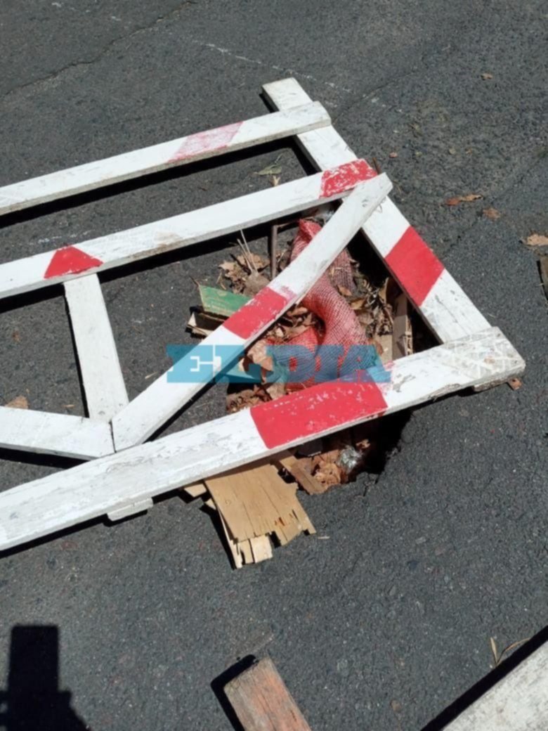 Denuncian que en la esquina de 12 y 64 se formó "hace varios meses" un enorme cráter