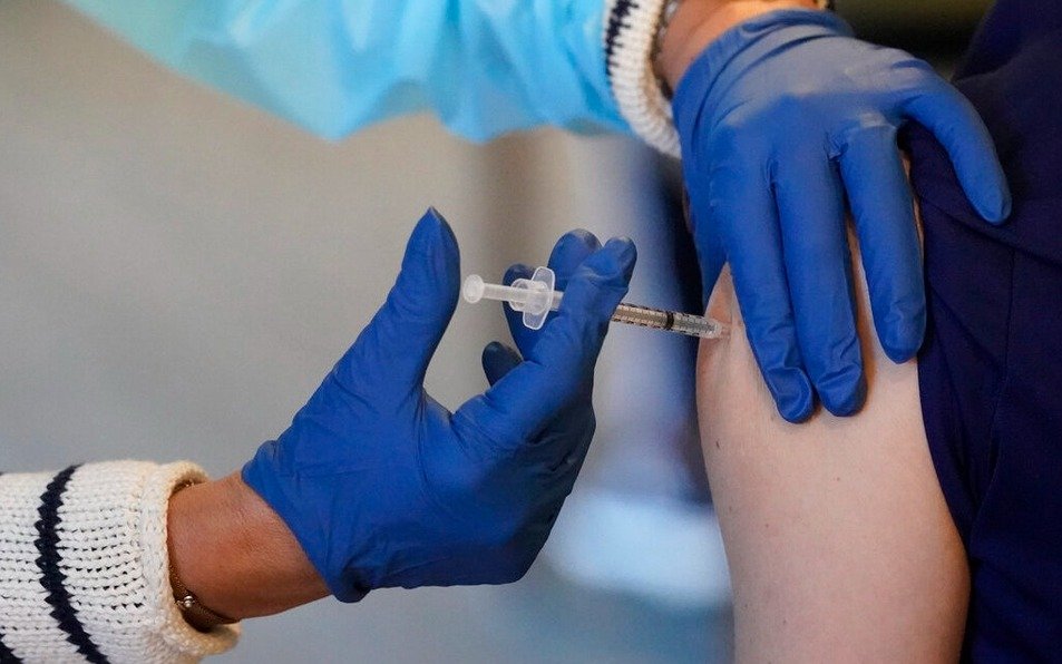 Un total de 28 millones de vacunas contra el coronavirus se aplicaron en el mundo, según la OMS