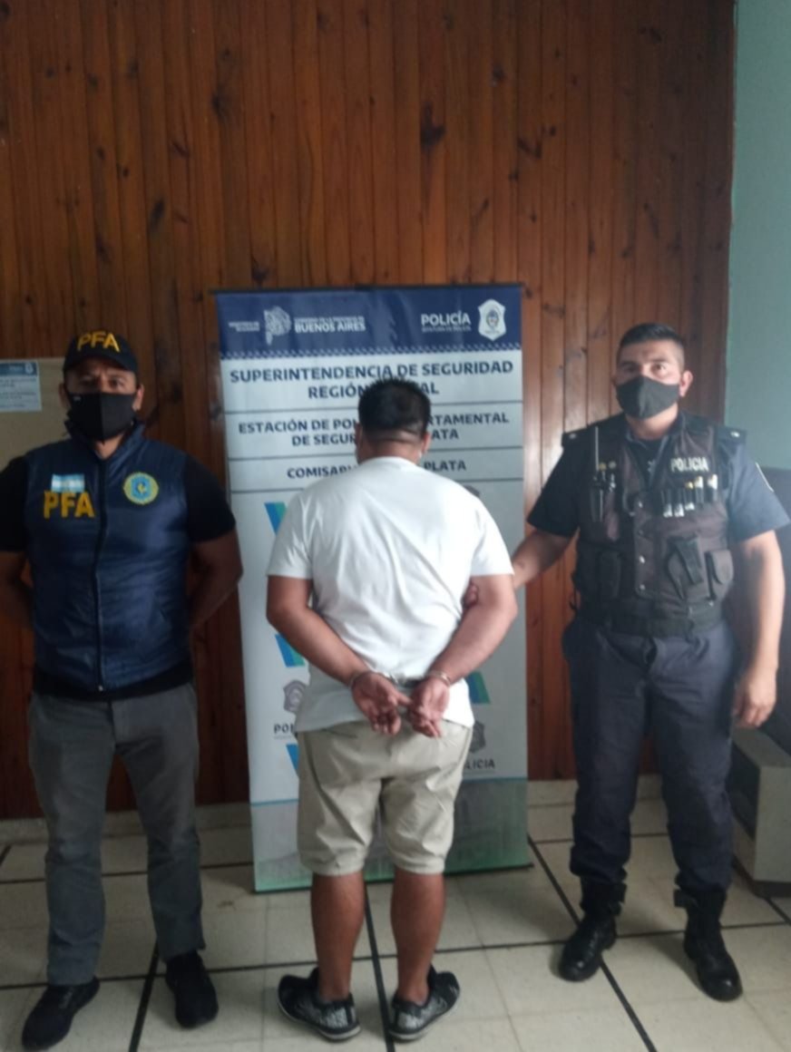 En un bar de City Bell, simularon ser clientes para detener a un mozo acusado de abusar de su hija de 3 años