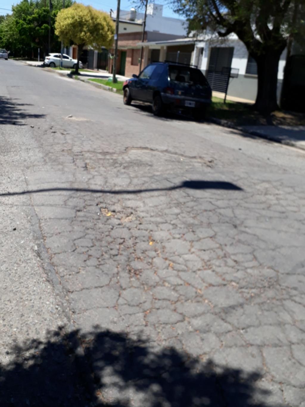 Reclamos por peligrosas grietas en el asfalto de calle 73 entre 15 y 16