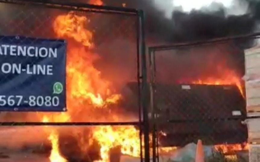 Incendio en una fábrica de piletas en Quilmes Oeste