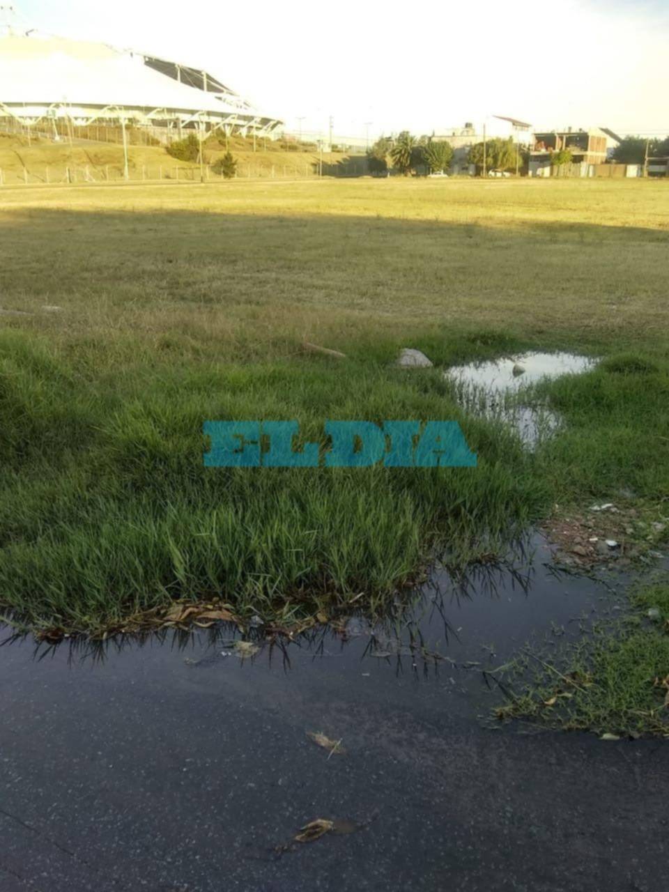 Denuncian que “se formó un arroyo” en la zona del Estadio