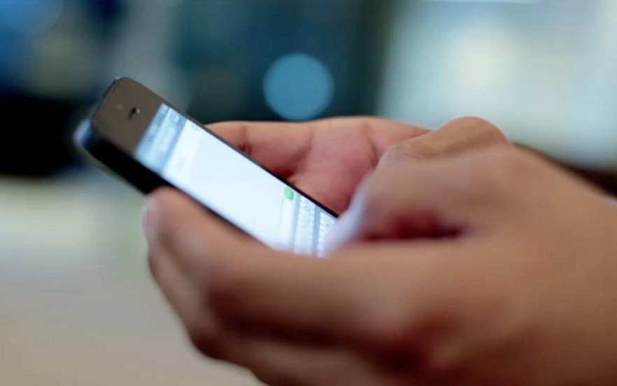 Condenan a prisión a un hombre por revisar los mensajes del celular de su expareja 
