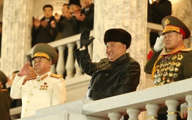 Pyongyang mostró hoy dos misiles en un enorme desfile militar