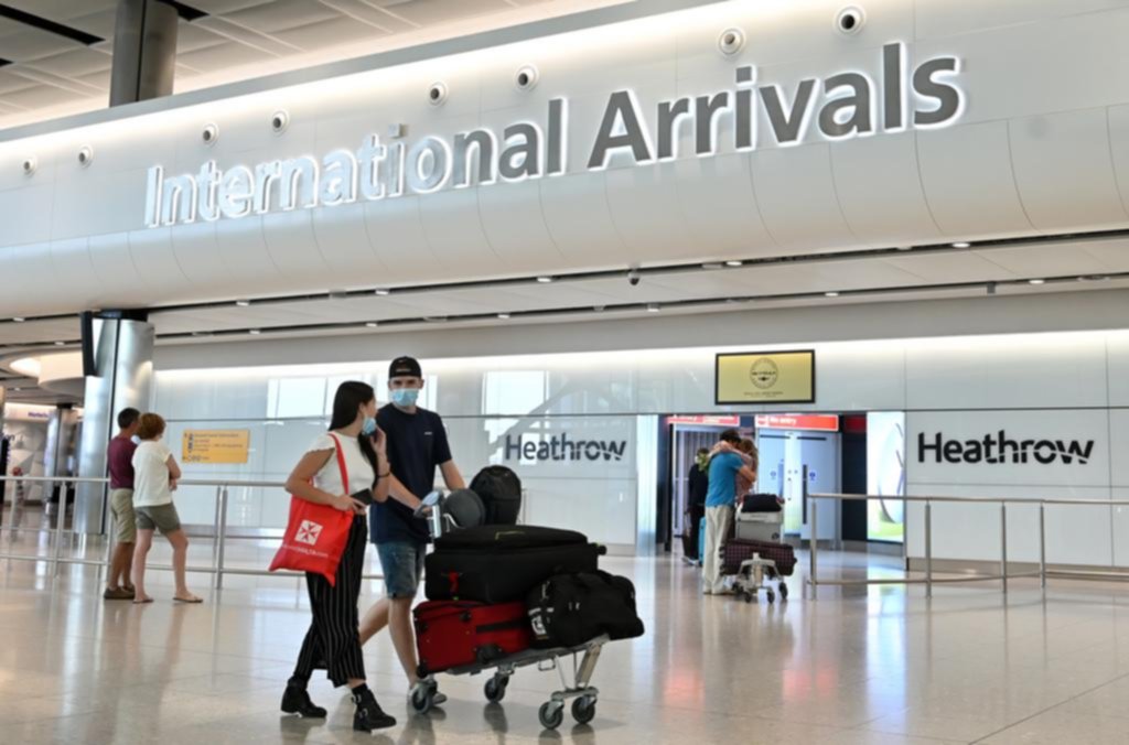 Reino Unido prohíbe entrar a viajeros de Argentina y otros 13 países de América del Sur