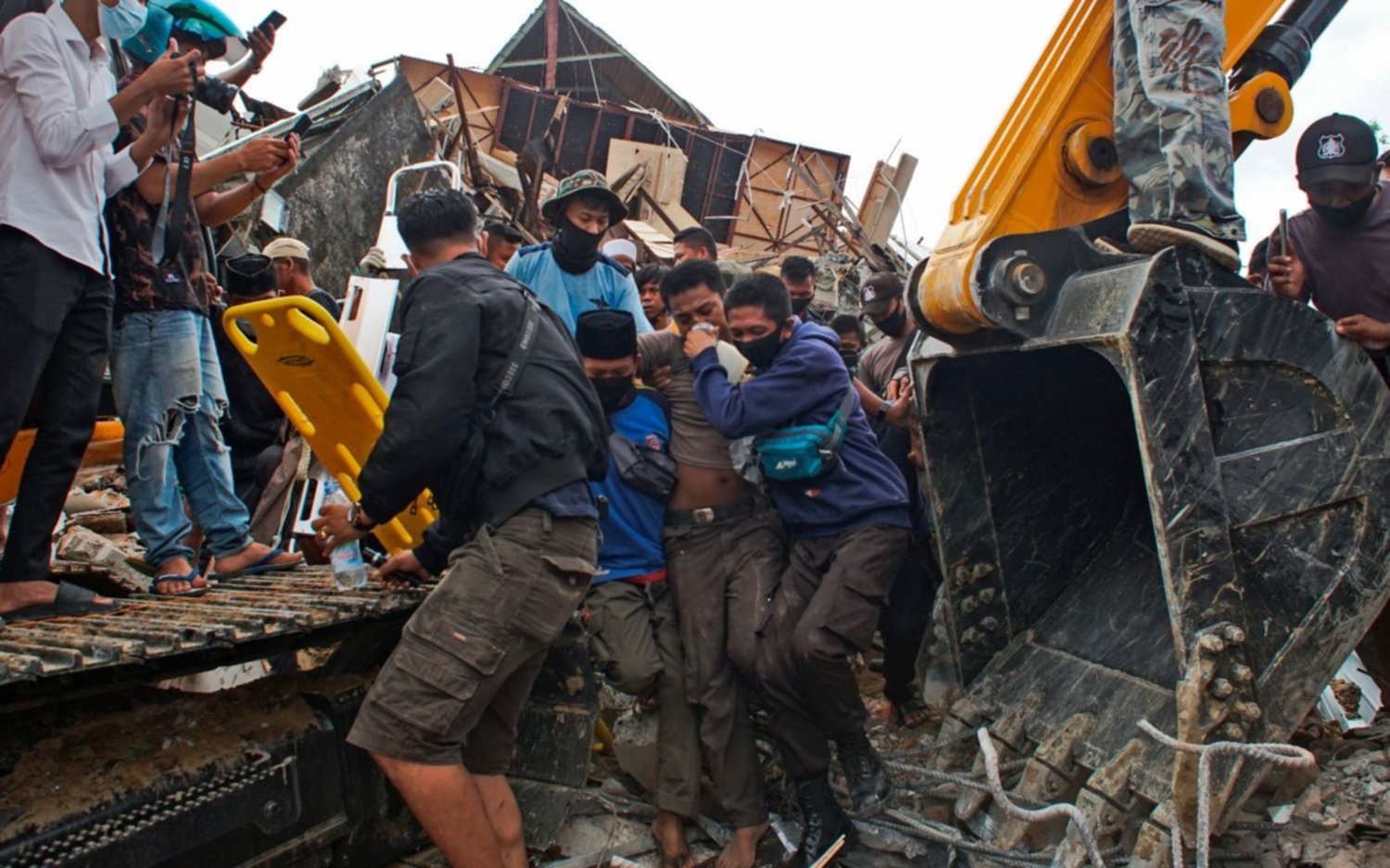 Fotos.- Tremendo sismo en Indonesia derribó edificios y dejó al menos 37 muertos