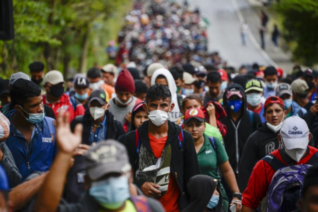 La imponente caravana de migrantes hondureños esquiva obstáculos camino a EE UU